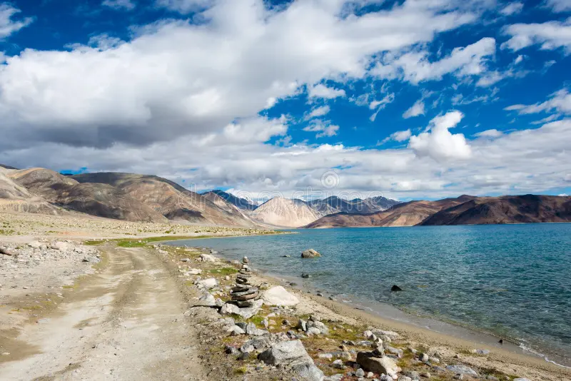 Turquoise mountain lake along the Sham route