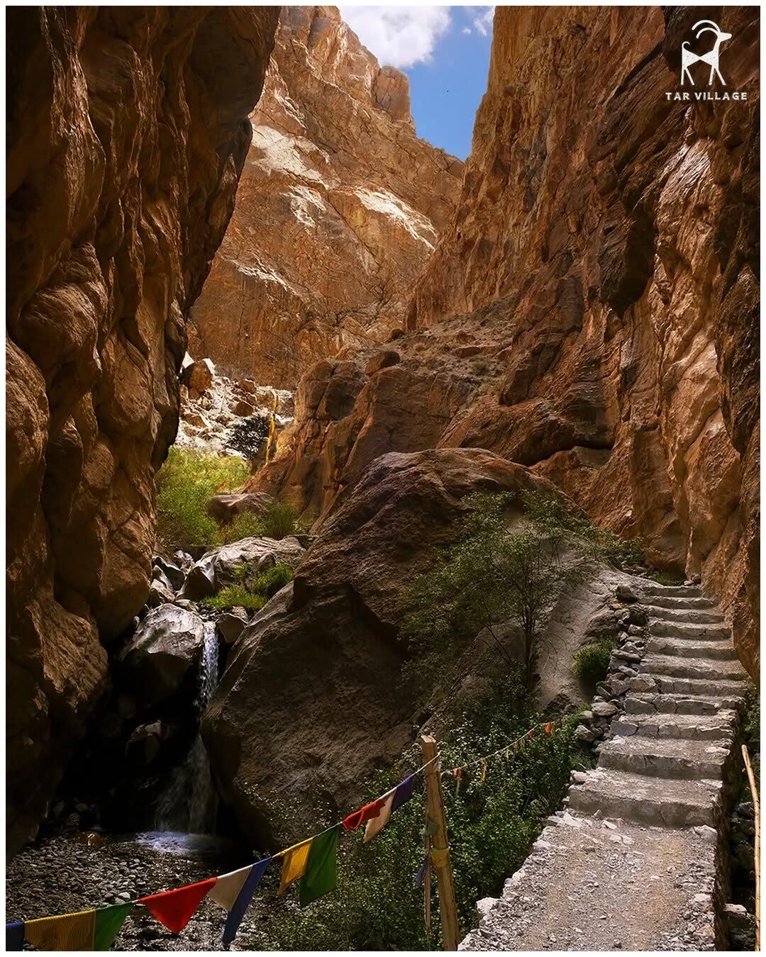 The limestone gorge approach to Tar
